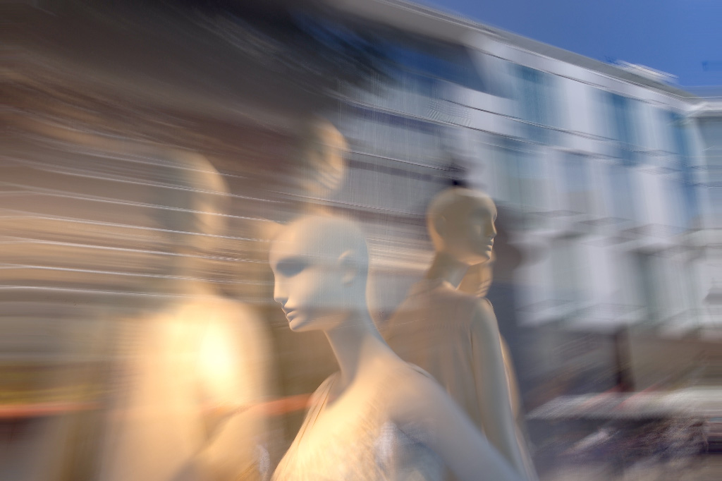 bluristic example shop window figures